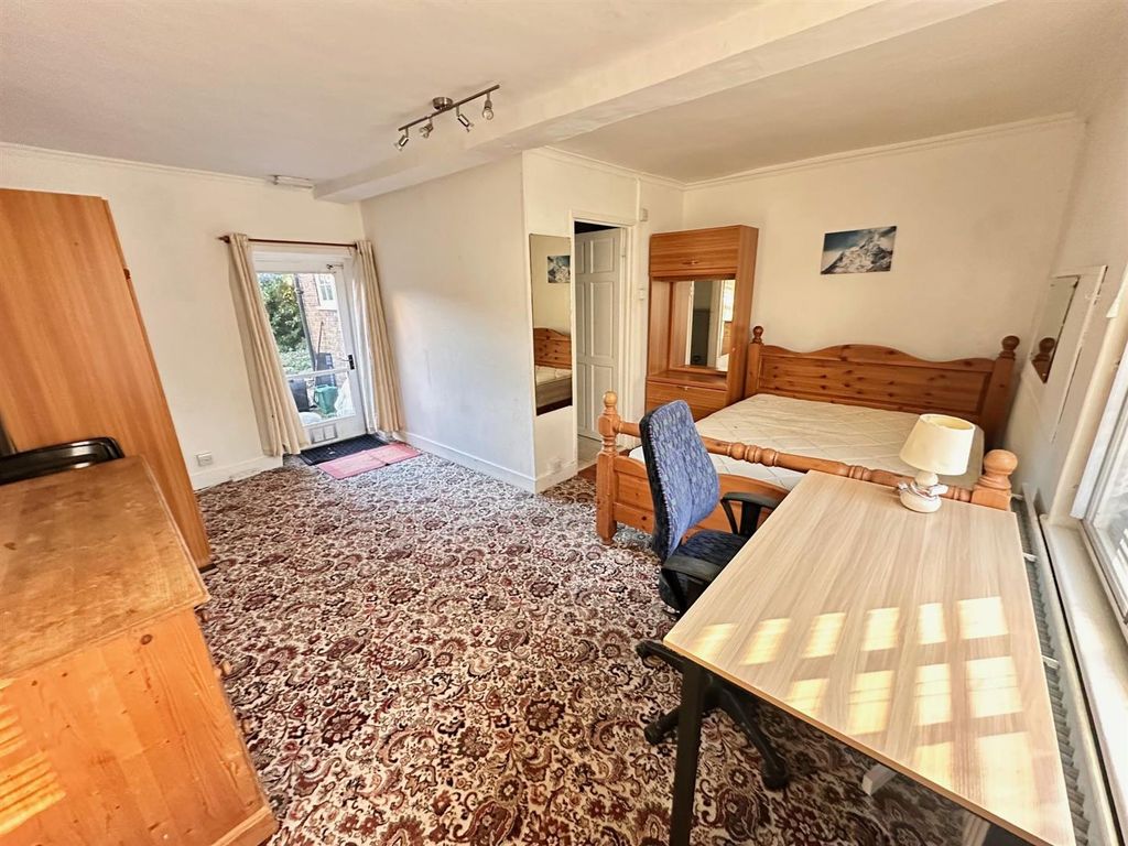 Property photo 2 of 11 Bed.Jpg