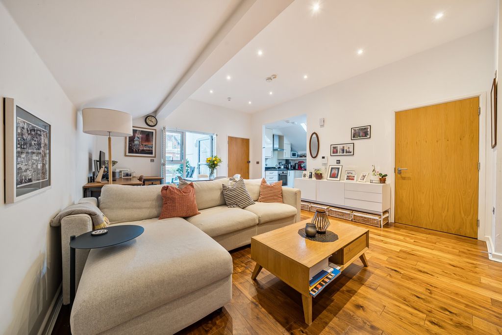 Property photo 3 of 21 Reception