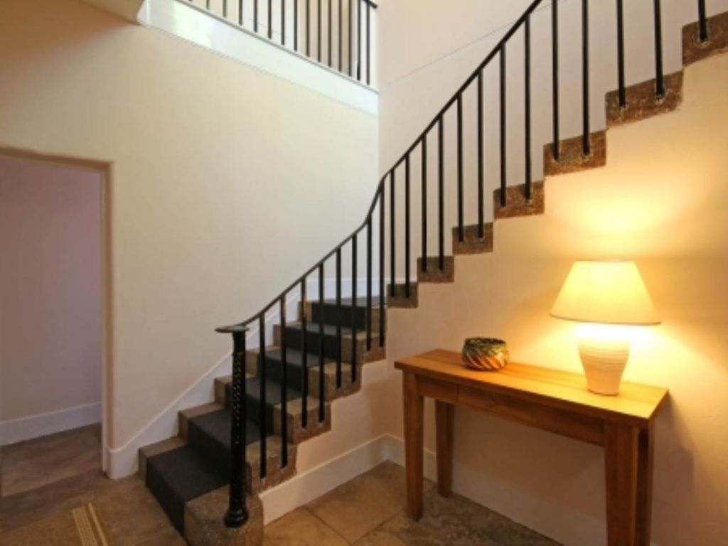 Property photo 2 of 9 Entrance Hall