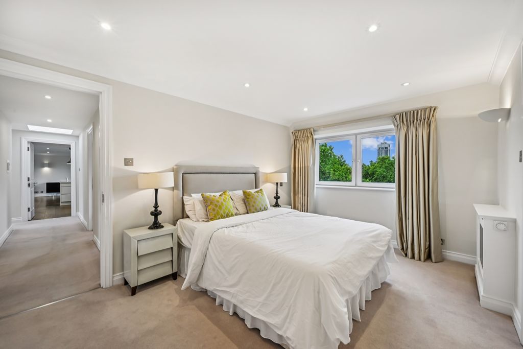 Property photo 3 of 16 Penthouse C Montr...