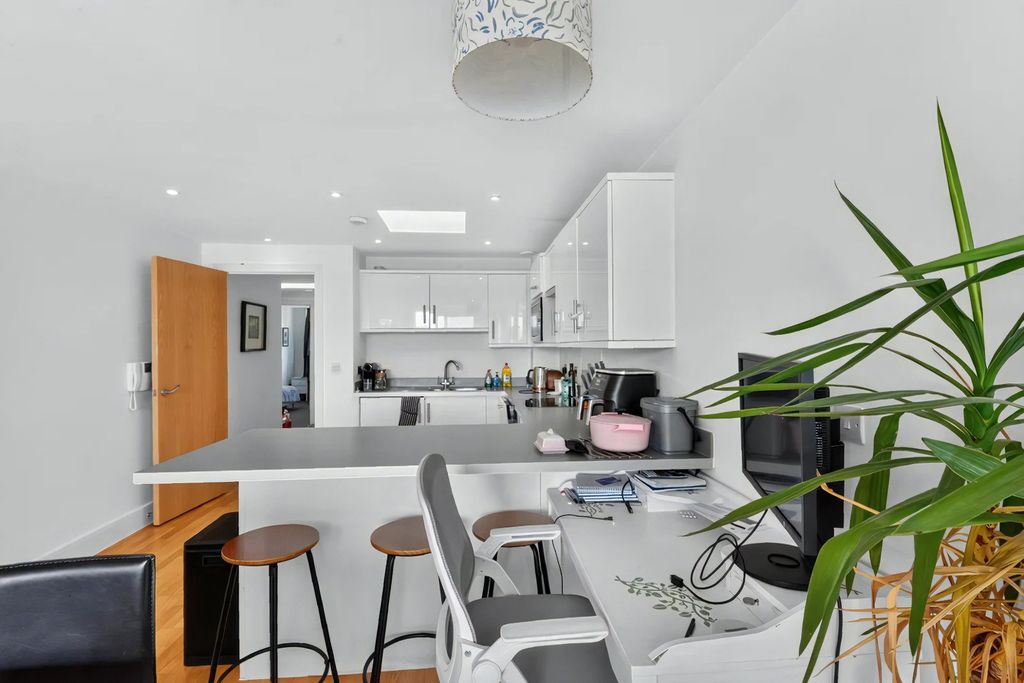 Property photo 3 of 14 Kitchenkitchen