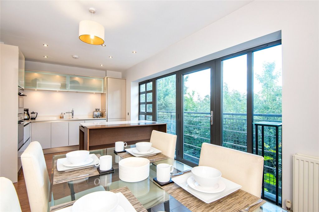 Property photo 3 of 12 Lounge