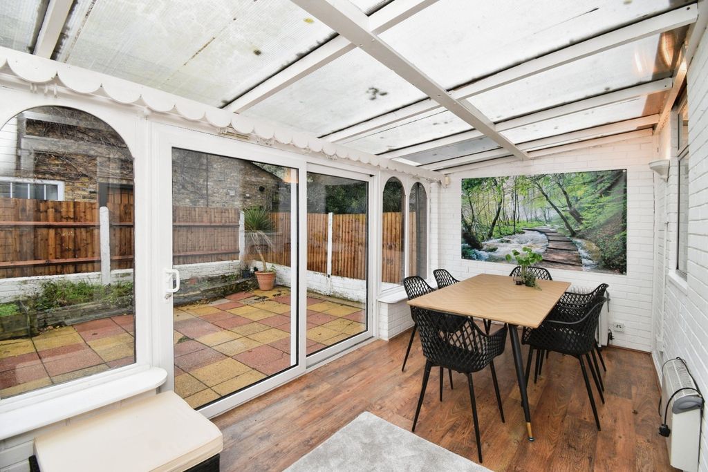 Property photo 3 of 20 Conservatory