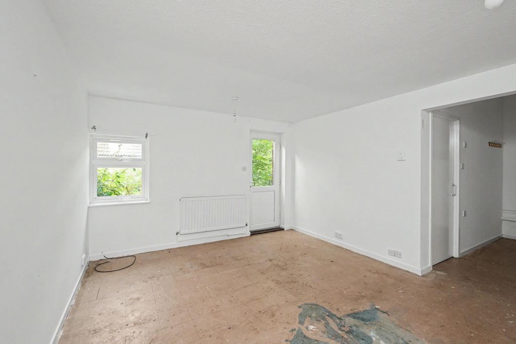 Property photo 2 of 12 39 Arncliffe Drive, Heelands, Milton Keynes, Buckinghamshire, Mk13 7Le