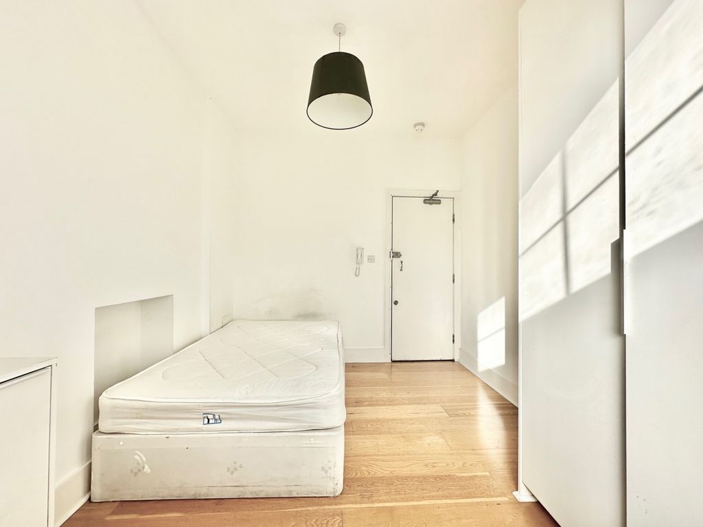 Property photo 1 of 8 Room For Rent