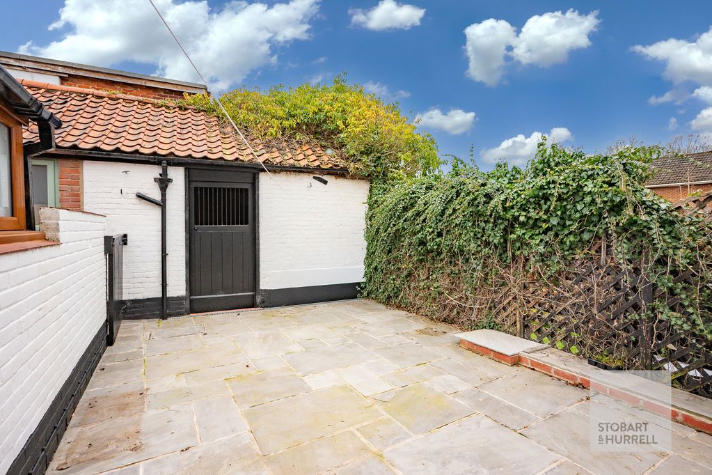 Property photo 3 of 20 Courtyard