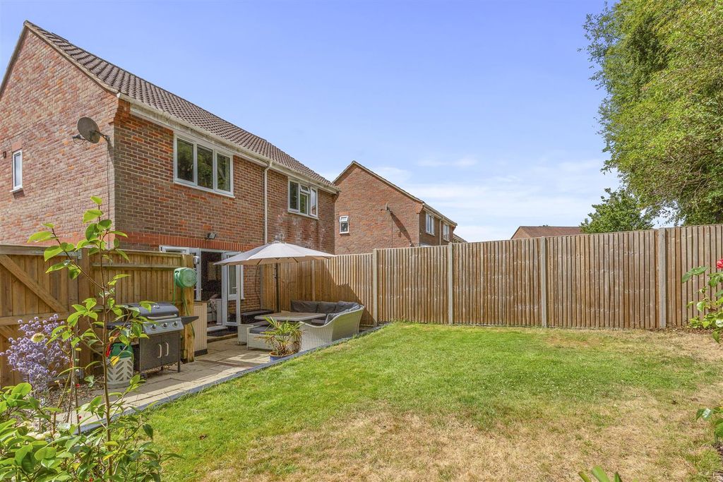Property photo 3 of 14 20 Boughton Way, Hp6 6Pu-14.Jpg