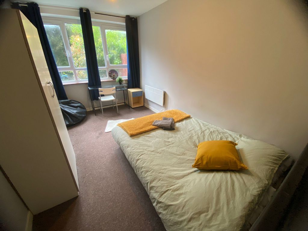 Property photo 2 of 10 Room 2- £730 Available From 01/12/2025
