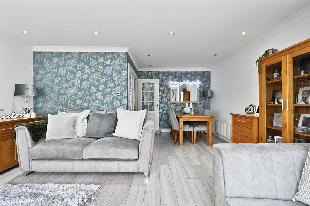 Property photo 3 of 20 Living Space