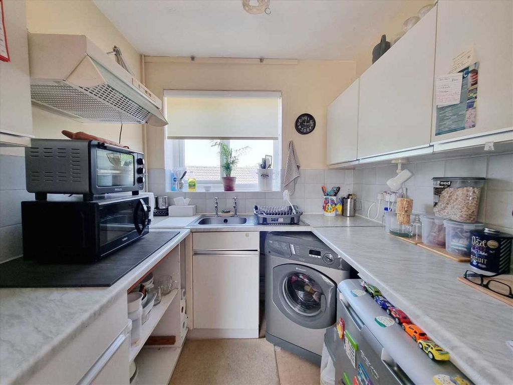 Property photo 3 of 5 Kitchen: