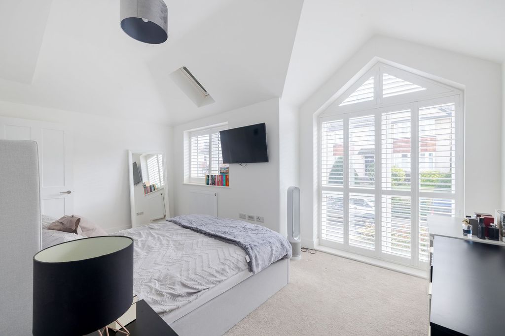 Additional image 6 of 3 bed flat for saleFairdene Road, Coulsdon CR5