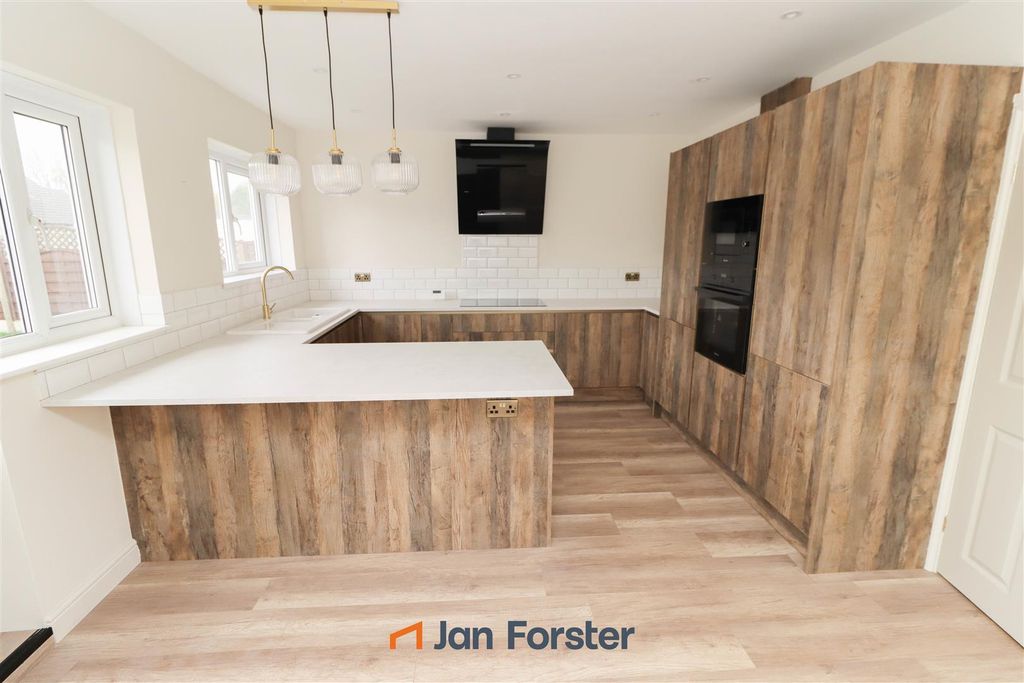 Property photo 3 of 20 Kitchen