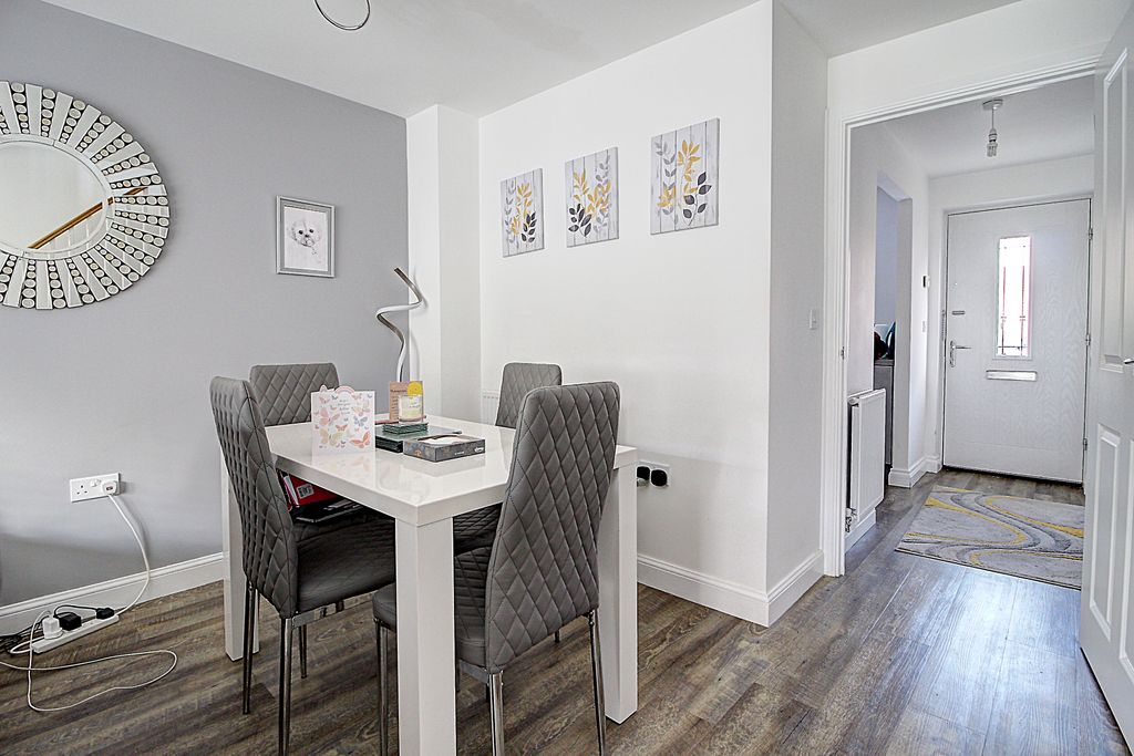Property photo 3 of 17 Dining Area