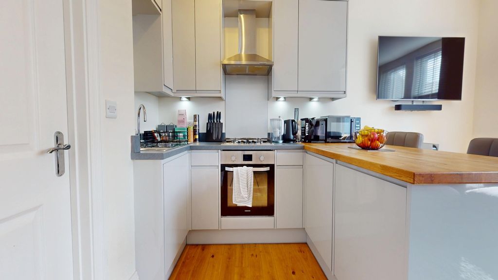 Property photo 2 of 17 4947364