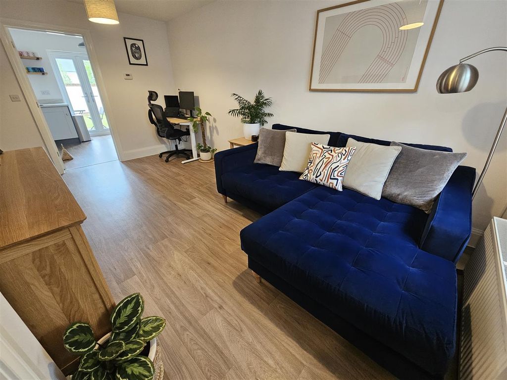 Property photo 2 of 17 Lounge.Jpg