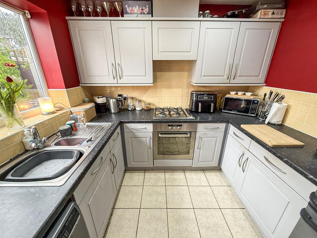 Property photo 3 of 12 Kitchen