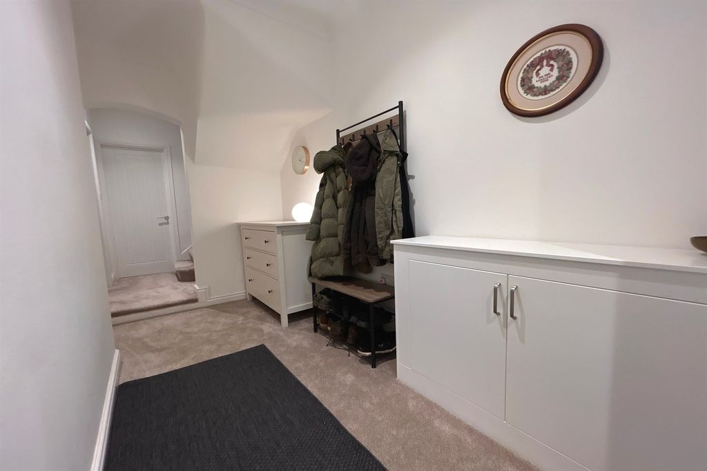 Property photo 3 of 21 Entrance Hall