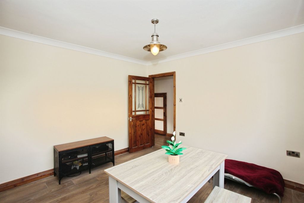 Property photo 3 of 27