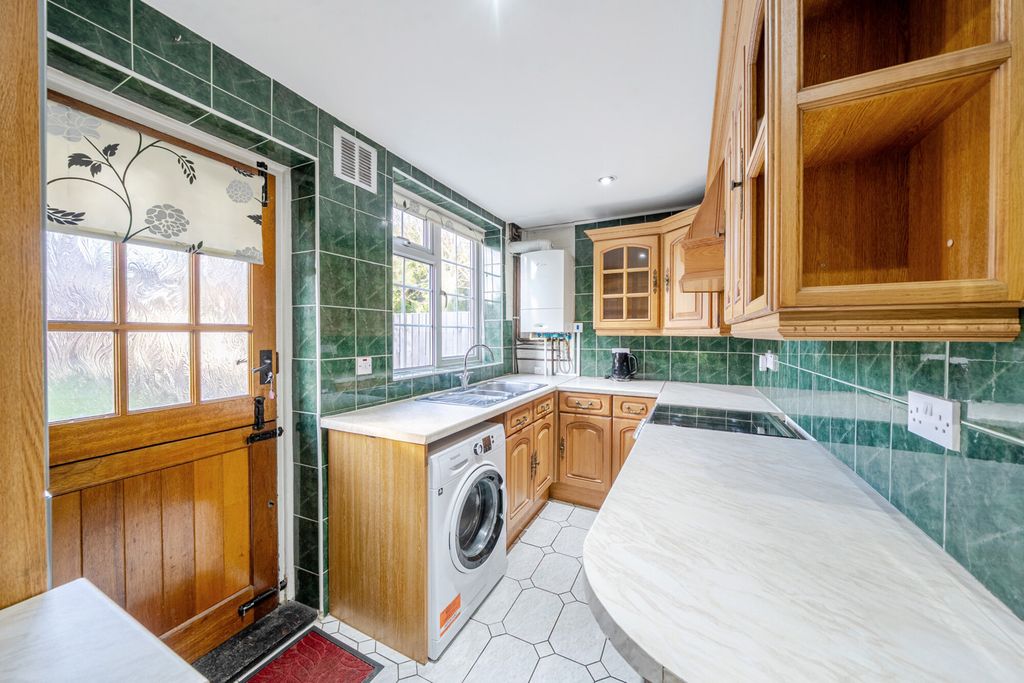 Property photo 3 of 11 Kitchen