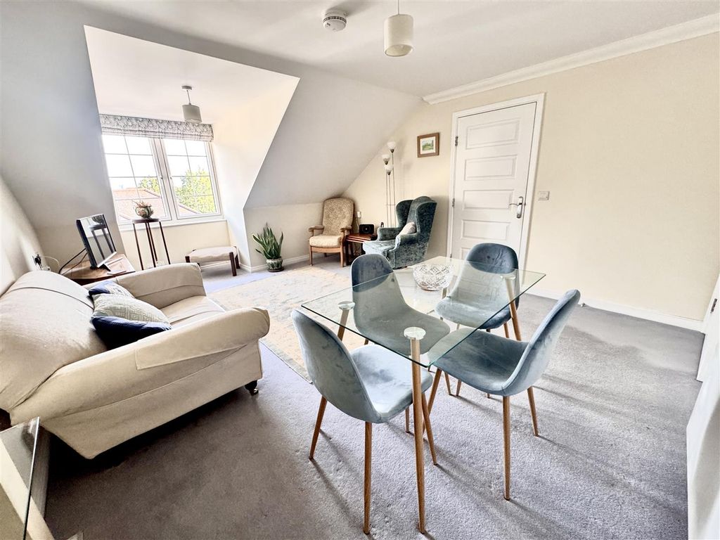 Property photo 2 of 18 Lounge / Dining Room