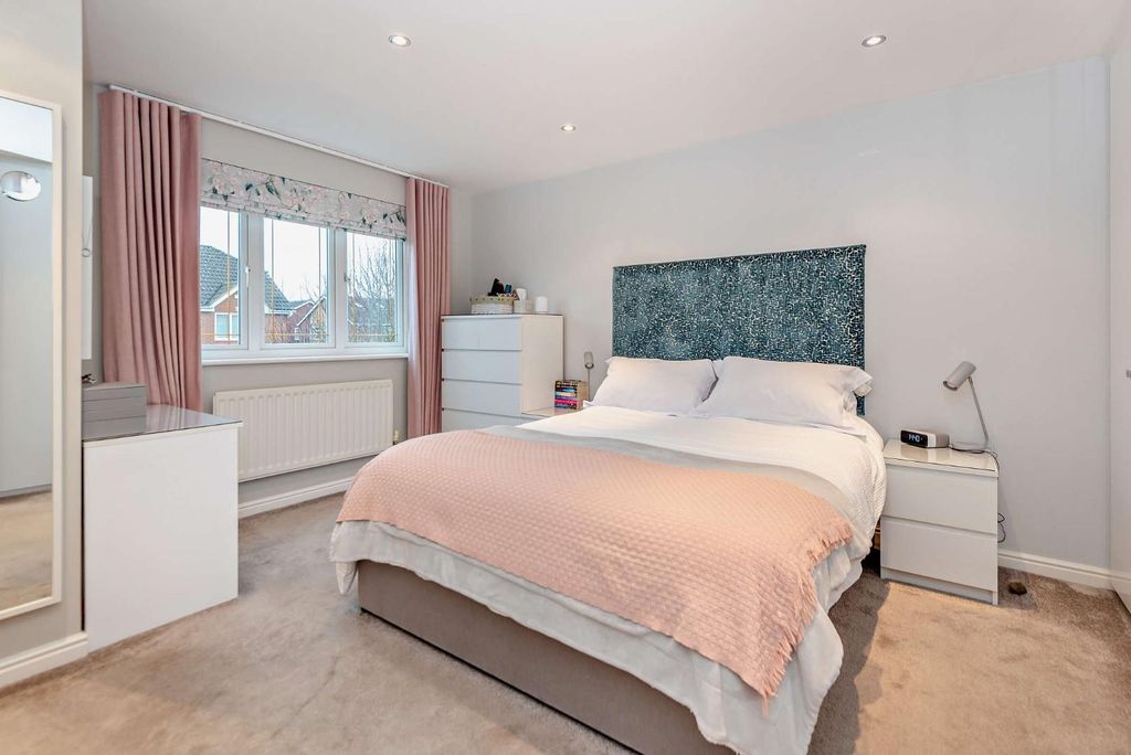 Property photo 3 of 19 8633593-Interior08-800.Jpg