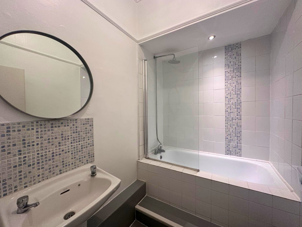 Property photo 3 of 7 Bathroom