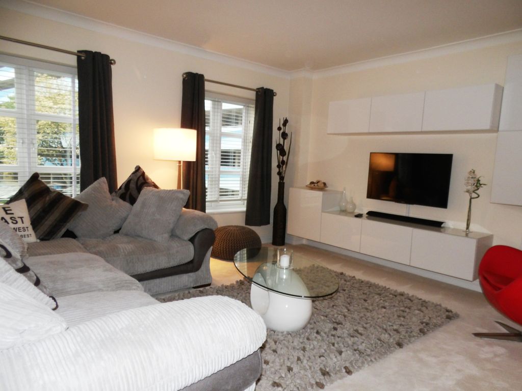 Property photo 3 of 10 Living Space