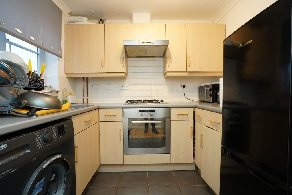 Property photo 3 of 11 Kitchen