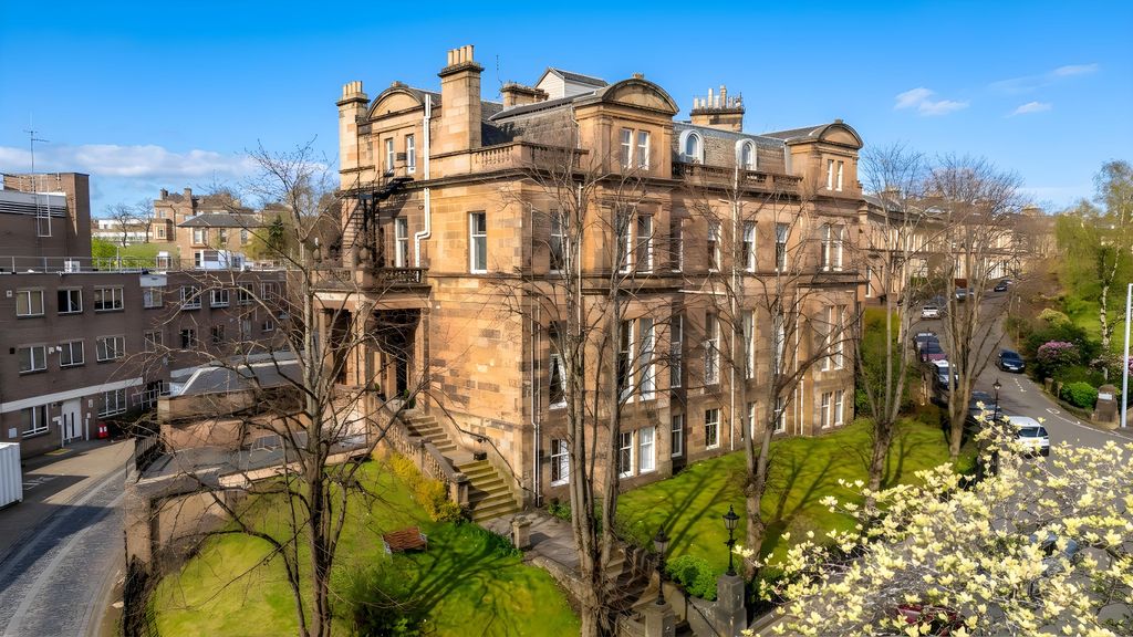 Property photo 1 of 28 61 Cleveden Road Externals_2