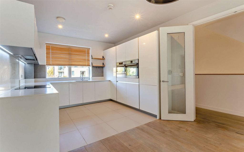 Property photo 3 of 18 Kitchen