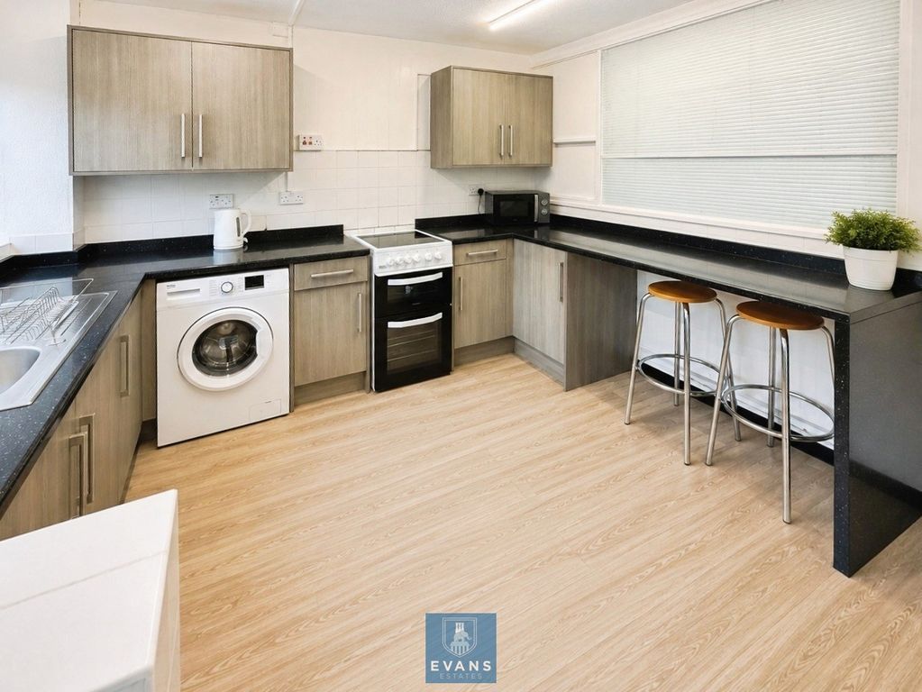 Property photo 2 of 12 Kitchen