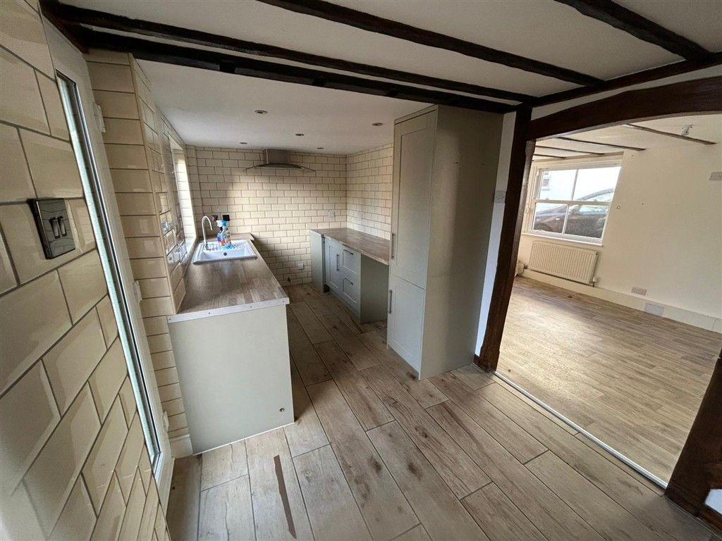 Property photo 3 of 10 Kitchen