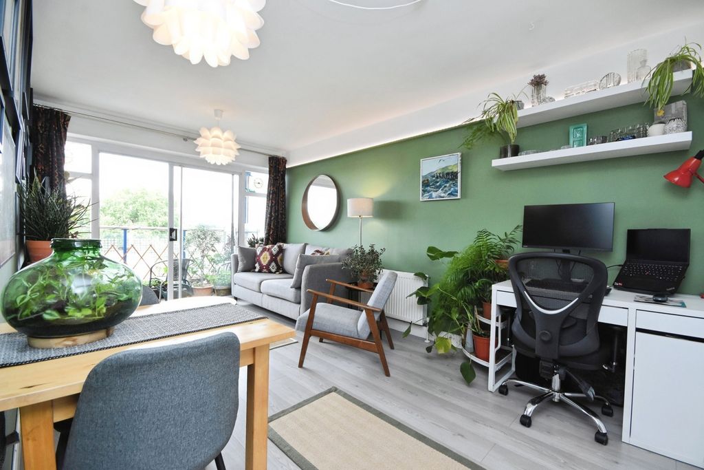 Property photo 1 of 13 Lounge