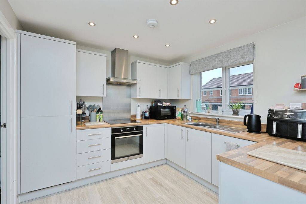 Property photo 2 of 32