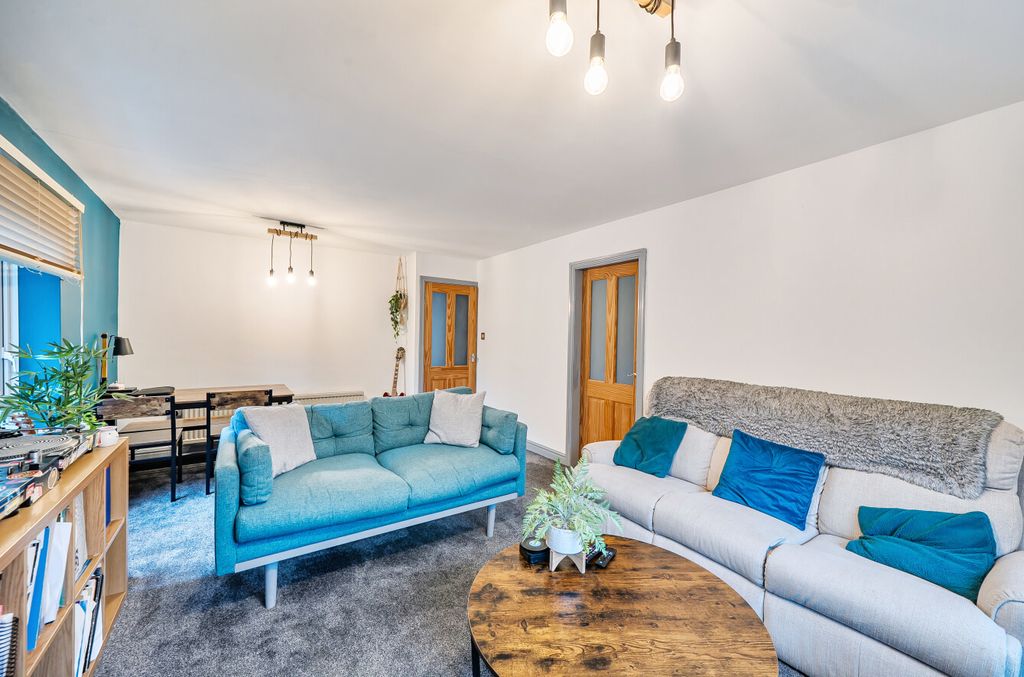 Property photo 3 of 13 Lounge