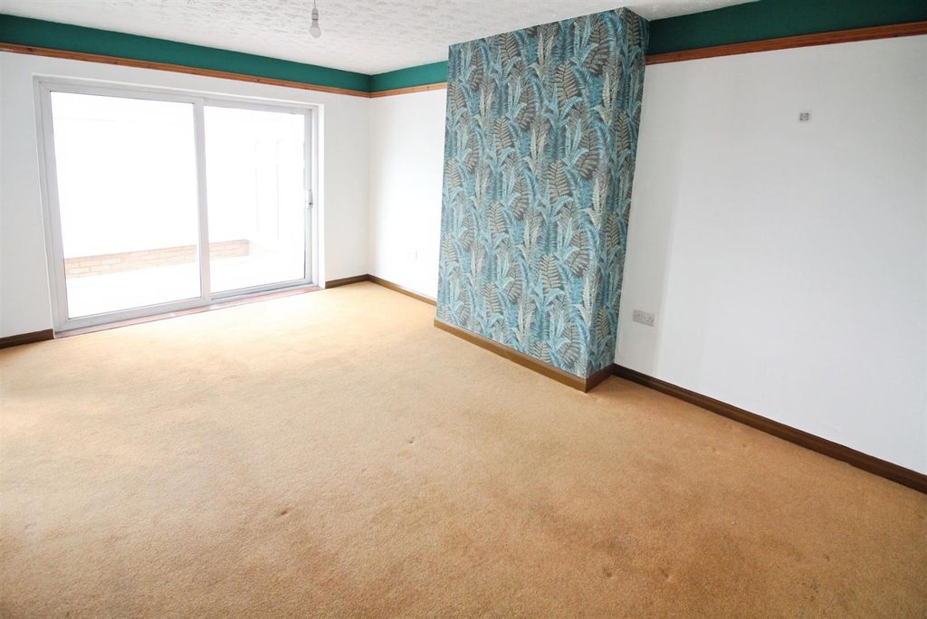 Property photo 2 of 16 Lounge