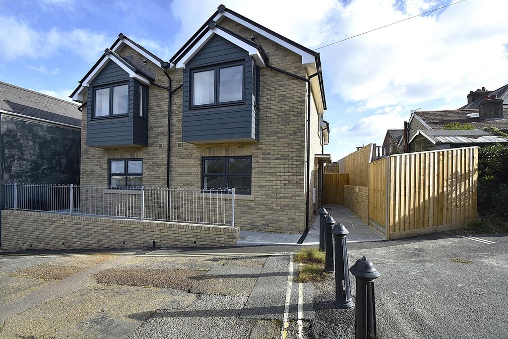 Property photo 1 of 9 Front (Exterior)