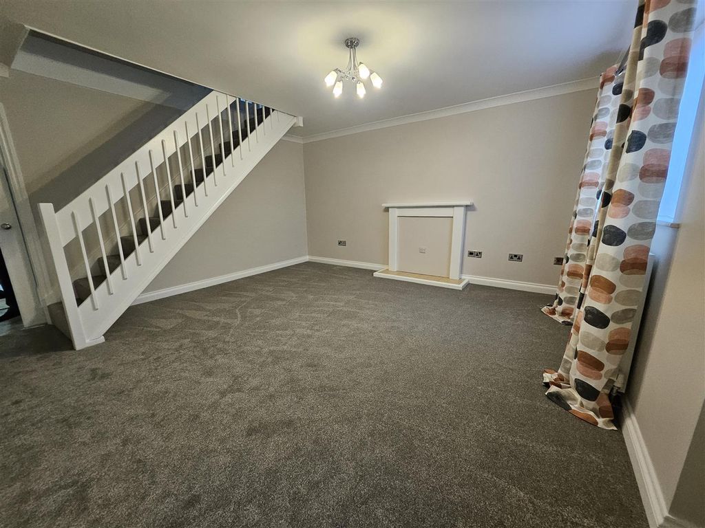 Property photo 3 of 13 Lounge