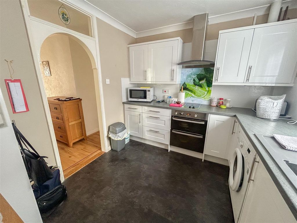 Property photo 3 of 18 Kitchen