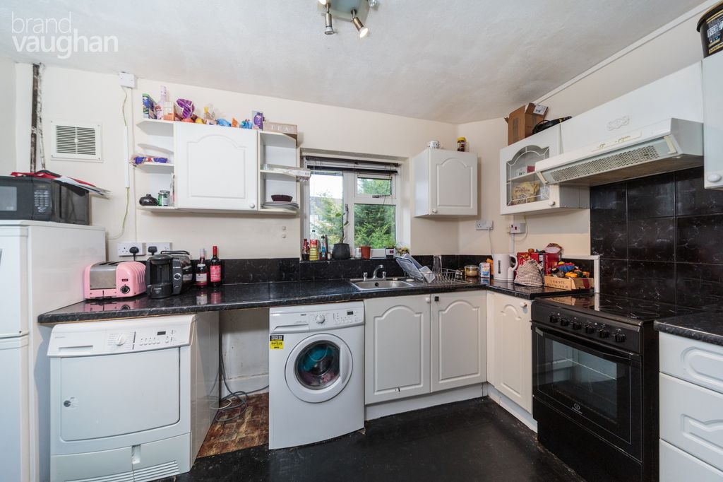 Property photo 1 of 8 Kitchen