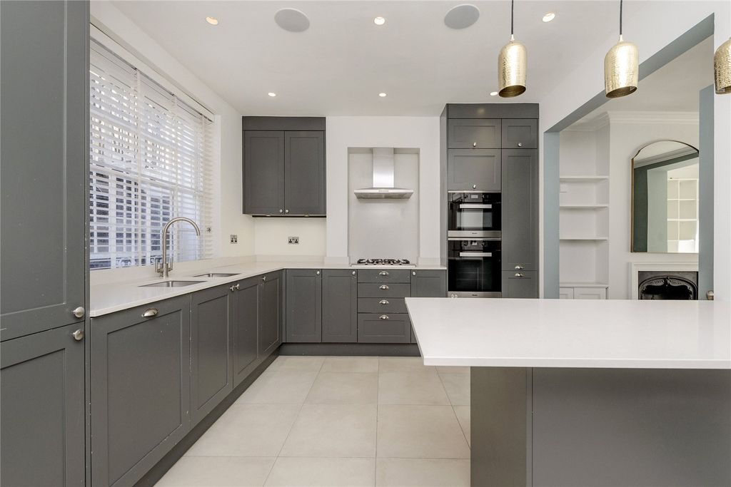 Property photo 3 of 19 Kitchen