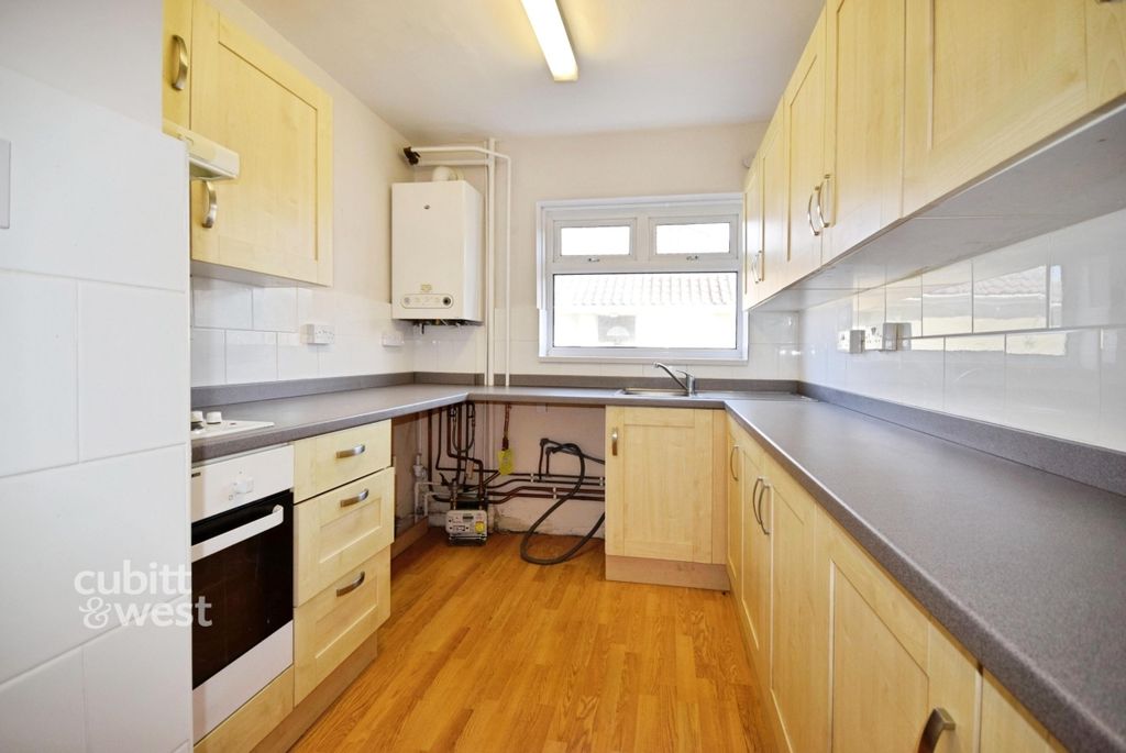 Property photo 3 of 9 5 Rawson Court - 5