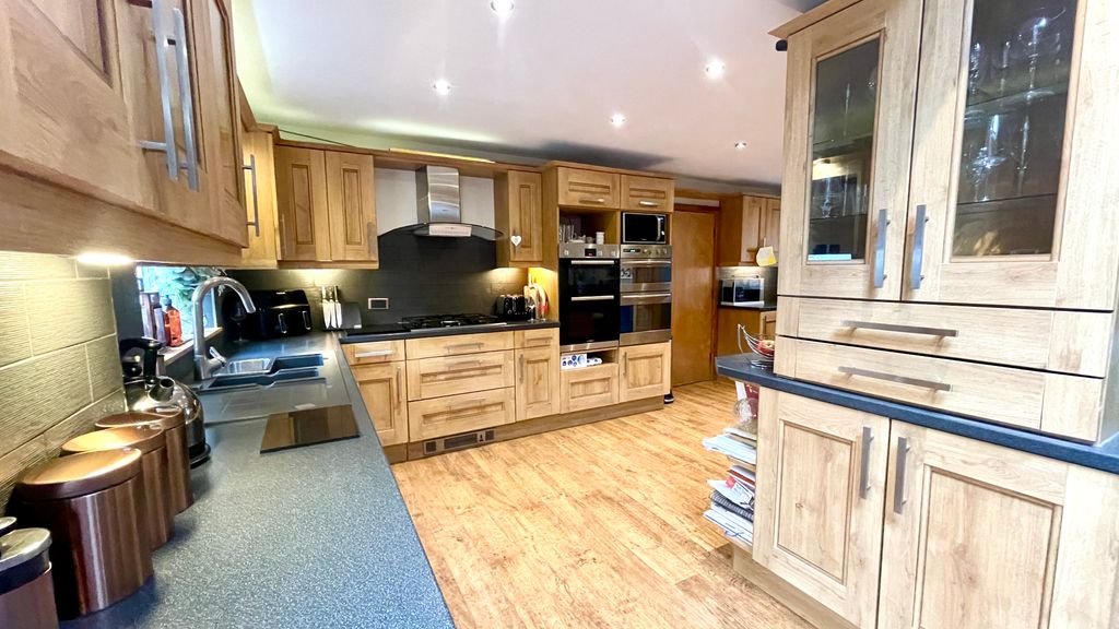 Property photo 2 of 28