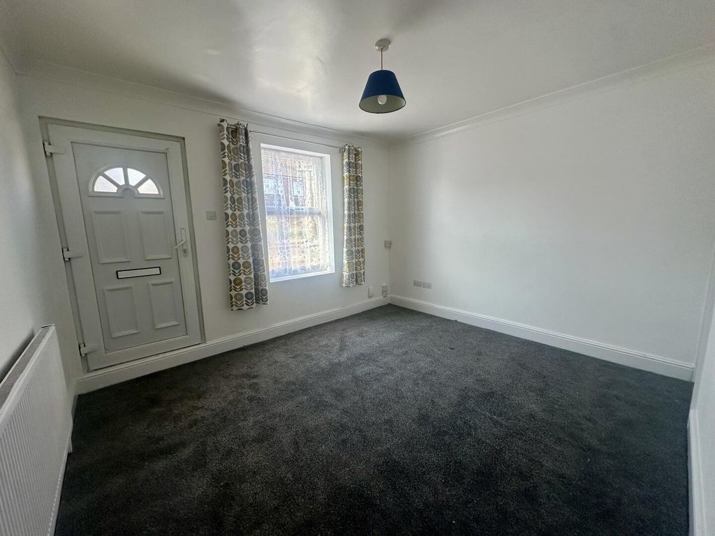 Property photo 3 of 11 Living Room