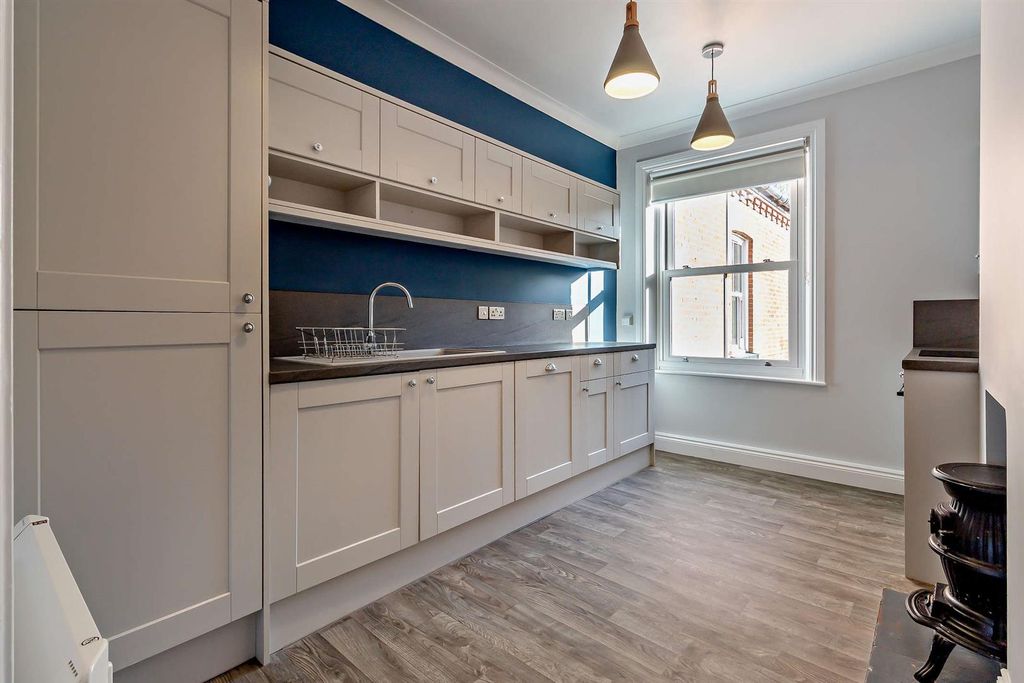 Property photo 3 of 17 8709029-Interior04-800.Jpg