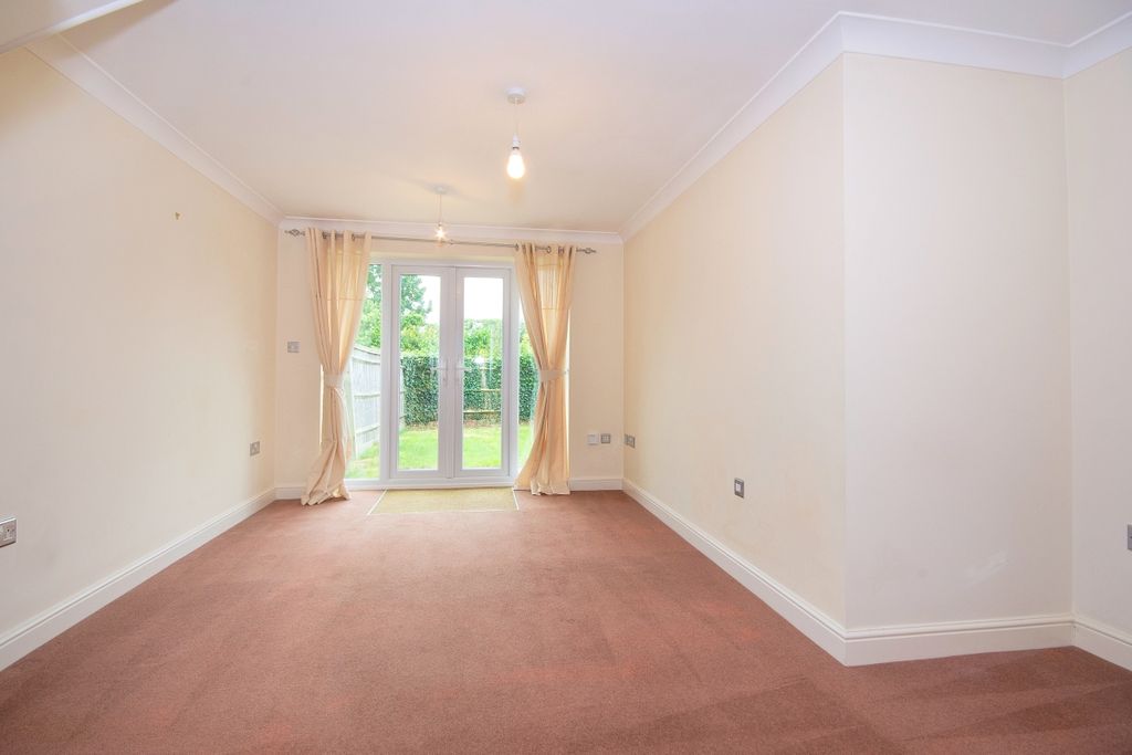 Property photo 3 of 8 Living Space