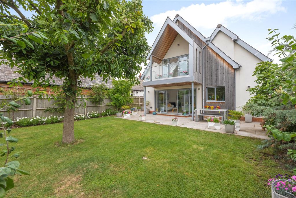 Property photo 1 of 25 Hodgson Road, Seasalter, Whitstable