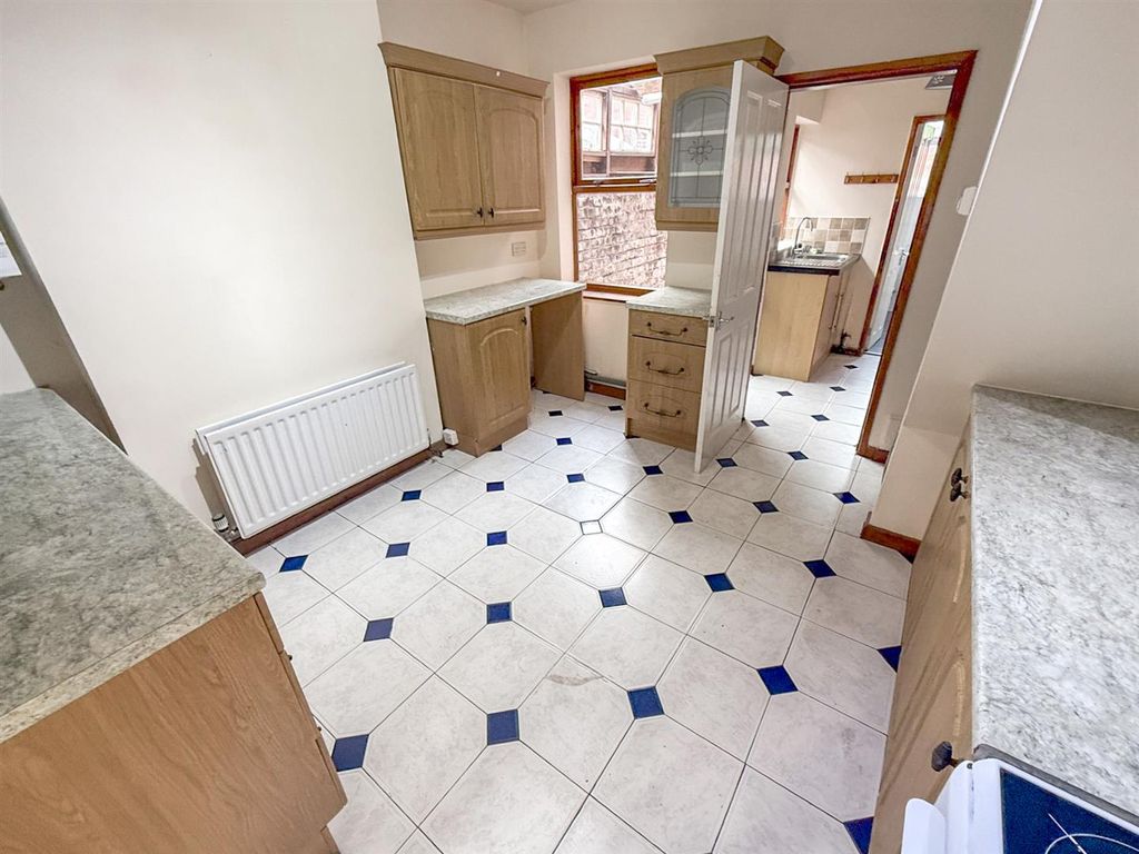 Property photo 3 of 10 Kitchen