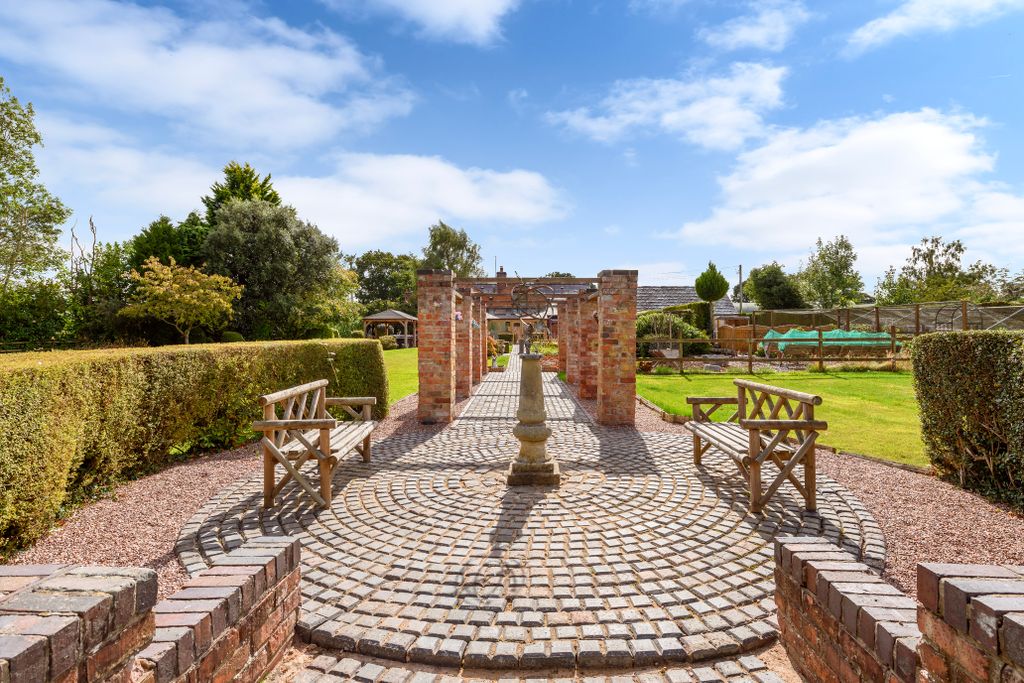 Property photo 2 of 26 Garden