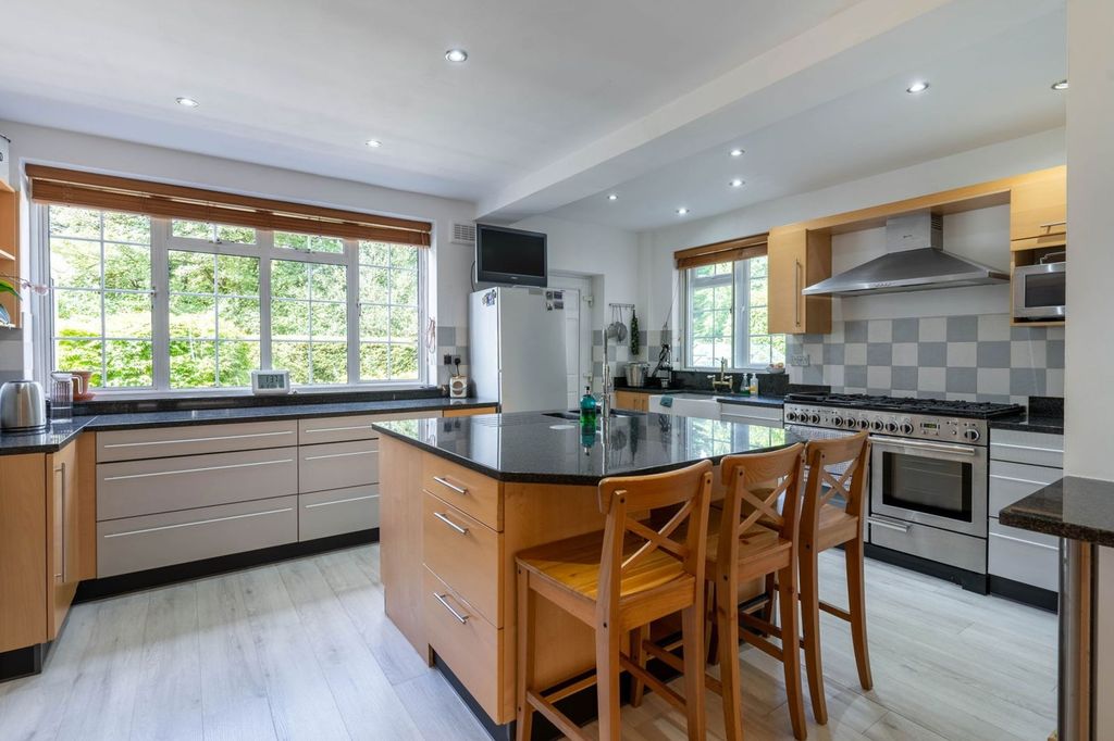 Property photo 3 of 27